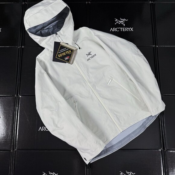 The ARC'TERYX BETA LT GOER-TXE is marked as a men's size, but it also fits women - Picture 2 of 9